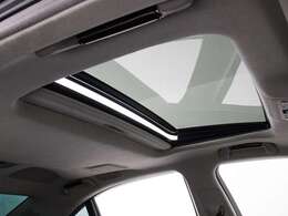 ★人気装備のサンルーフ！様々なドライブシーンで活躍してくれます！！開放感ある車内空間は気持ちがいいですよ！