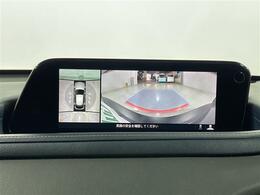 【360°ビュー・モニター】まるでクルマを真上から見下ろしたかのような視点で駐車をサポートします！クルマの斜め後ろや真横など、前後左右の4つのカメラの映像が合成されて、モニターに映し出されます。