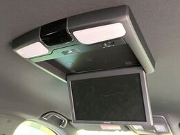 【フリップダウンモニター】大画面モニターで後席でもエンタメをお楽しみいただけます。小さなお子様にも大人気の装備です♪