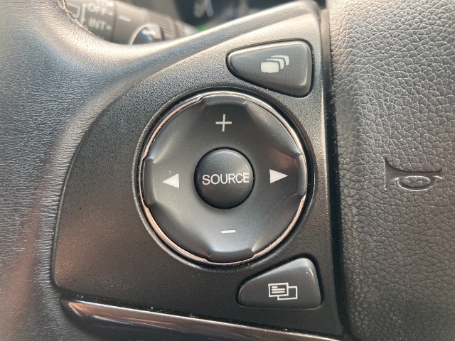 運転しながら手元でオーディオ操作ができます！ハンドルから手、目を放すことなく運転も安心です！