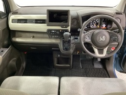 車内は光触媒抗菌消臭施工済です。インパネ周りはスタイリッシュなデザインで機能や装備も充実しています。グローブボックスやカップホルダーのほかにトレーなどたくさんの収納スペースが付いています。