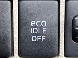 【アイドリングストップ】赤信号や渋滞で停車した際にエンジンを停止し、無駄な燃料の消費を抑えます。燃費向上や環境保護につなげる機能♪エンジンはブレーキを離せば再始動します。