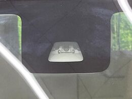 【スマートアシスト】走行中に前方の車両等を認識し、衝突しそうな時は警報とブレーキで衝突回避と被害軽減をアシスト。より安全にドライブをお楽しみいただけます。