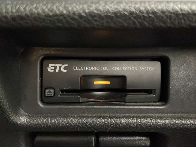 【ETC】有料道路を利用する際に料金所で停止することなく通過できる、ETC車載器（ノンストップ自動料金収受システム機器）が装備されています。セットアップを行うことで利用可能になります。
