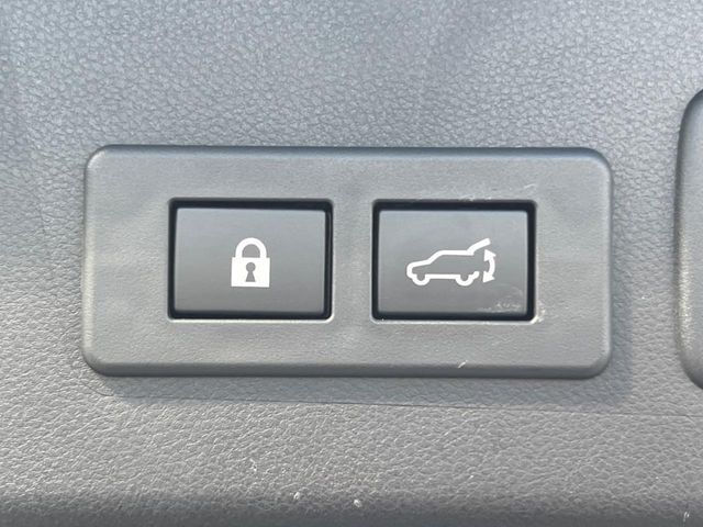 【パワーバックドア】スマートキーや運転席のボタンを押すだけでリアゲートが自動で開閉します！荷物を持っている時や、高い位置にあるバックドアを閉める際に便利な機能です♪