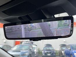 【スマートリヤビューミラー】後席の大きな荷物や同乗者で後方が確認しづらい時でも安心！カメラが撮影した車両後方の映像をルームミラー内に表示。クリアな視界で状況の確認が可能です！