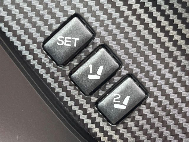 【メモリー機能付きパワーシート】ドライバーごとに設定したシート位置を記憶して、ボタン一つで切り替えできる便利な機能！運転する方が複数名いらっしゃるご家庭におすすめです♪