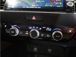 【オートエアコン】温度を設定すれば自動で快適な車内温度を保ちます。エアコン内部の高性能脱臭フィルターで車内のアレルゲンや花粉を除去。