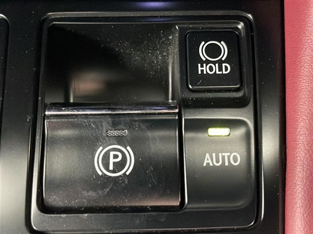 展示前の車内清掃に加えて、ご納車の前にも入念な車両の洗車・車内清掃を実施いたします。別途有料の特殊清掃プランやコーティングプランもございます。