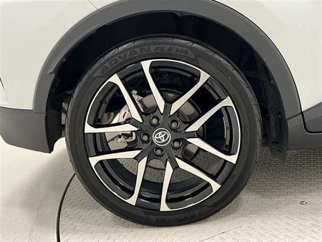 タイヤサイズは225/45R19！納車前の点検時にタイヤ交換させていただきます！純正アルミホイール！