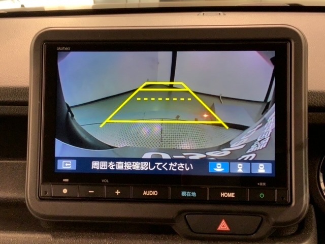 リバースギアに入れるだけで後方の表示へ切り替わります。夜間や雨の日の駐車も楽になりますよ。