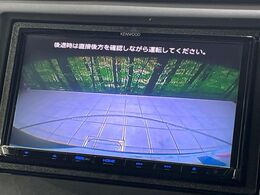 【バックカメラ】駐車時に後方がリアルタイム映像で確認できます。大型商業施設や立体駐車場での駐車時や、夜間のバック時に大活躍！運転スキルに関わらず、今や必須となった装備のひとつです！