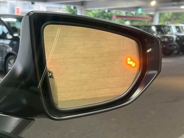【ブラインドスポットモニター】搭載しております。隣の車線を走る車両をレーダーで検知し、死角エリアの車両の存在をお知らせし