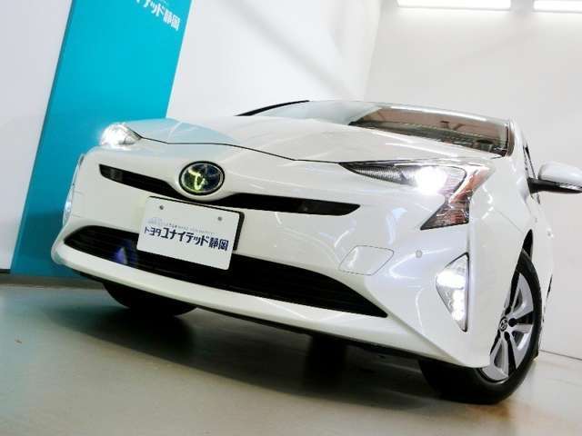 LEDヘッドライトが夜道を照らします。