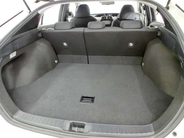 リアシートの後ろに荷物が載せられます。