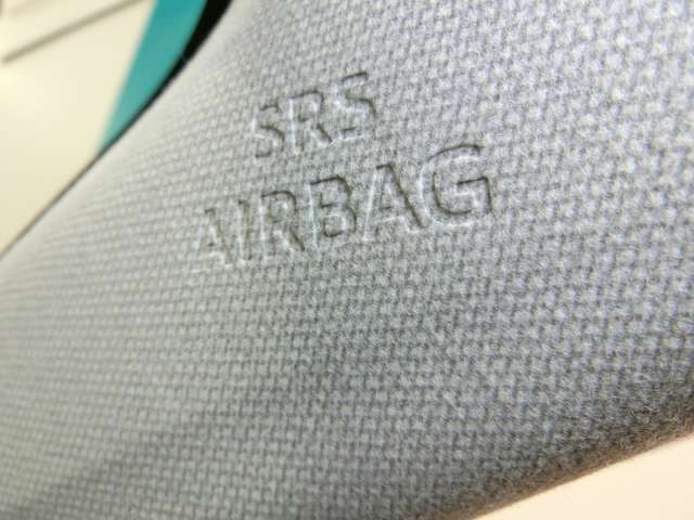 カーテンエアバックもついています。