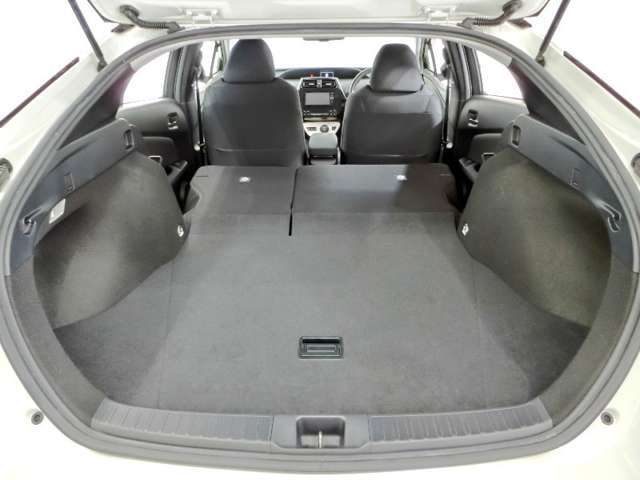 リアシートを倒すと大きな荷物も載せれます。