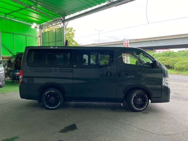 新車キャラバン2.4ディーゼルターボ2WD！新色のディープフォレスト！パールメタリックの深みのあるエメラルドグリーン色です☆エマージェンシーブレーキサポート、インテリジェントルームミラー標準装備！