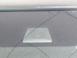【ホンダセンシング】走行中に前方の車両等を認識し、衝突しそうな時は警報とブレーキで衝突回避と被害軽減をアシスト。より安全にドライブをお楽しみいただけます。