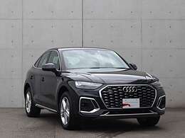 ●サイドラインはフロントからリヤまで伸びる一直線の水平ラインを基調とした上品なデザインです。リヤデザインは厚みがあり、後続車のドライバーに、安定感、重厚感を感じさせるAudiらしいデザインです。