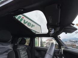 こちら天井周りの写真になります。特に目立つ汚れ等ありません。ご安心ください。天井が広いと圧迫感がなく、ストレスを感じず運転することができます。別途、室内クリーニングメニューもご用意しております。