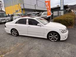 元々シャコタンスタイルでしたので車高調で上げてあります。タイヤの扁平が35になります！車って感じがします