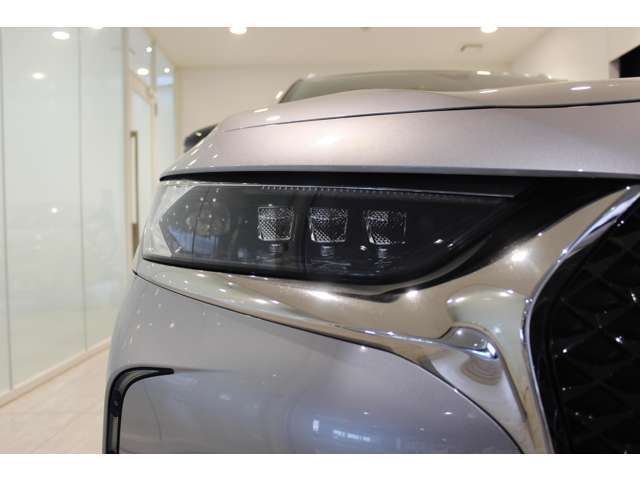 ヘッドライトはフルLED。