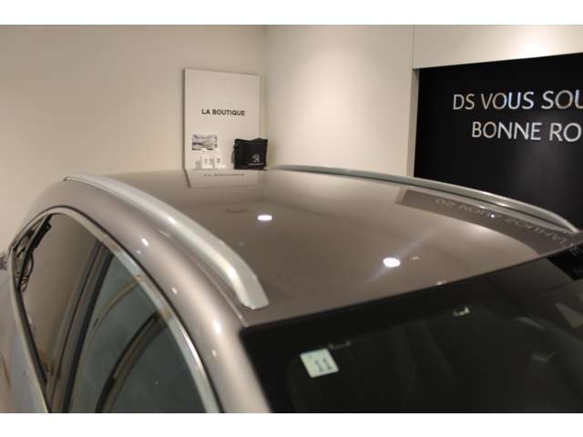 ブラックのルーフにシルバーのルーフレールも装備。