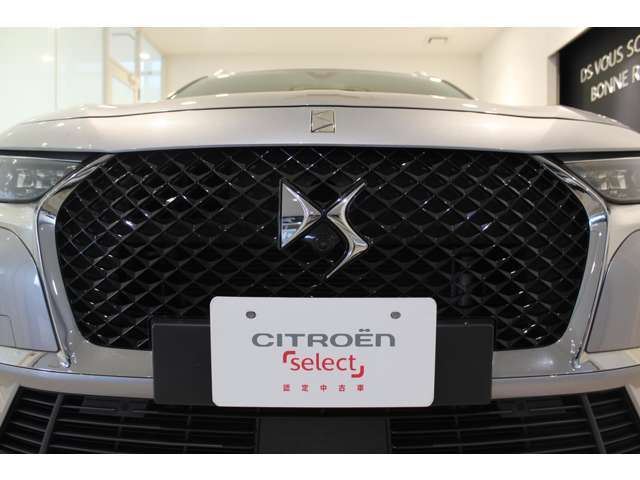 グリルセンターにDSエンブレム