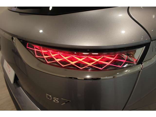 テールランプの造形も特徴的です。