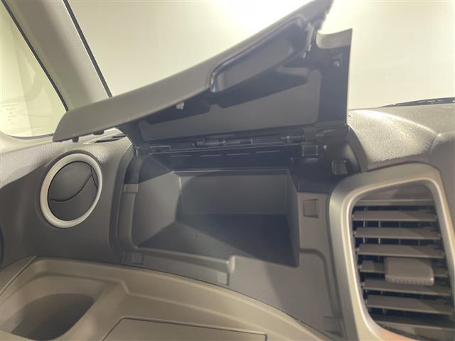 【グローブボックス】車検証ケースや、日頃使う小物類の収納に便利ですね！