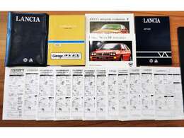 取扱説明書・整備記録簿など付属品類に加えて、スペアキーおよび車載工具も御座います