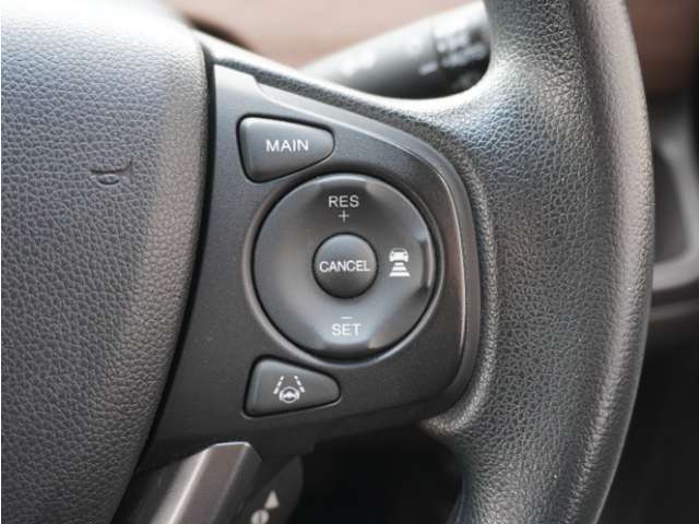 【アダプティブクルーズコントロール】予め設定した車速内でクルマが自動的に加減速。前走車との適切な車間距離を維持しながら追従走行します。【LKAS】車線維持支援システムでステアリング操作を支援。