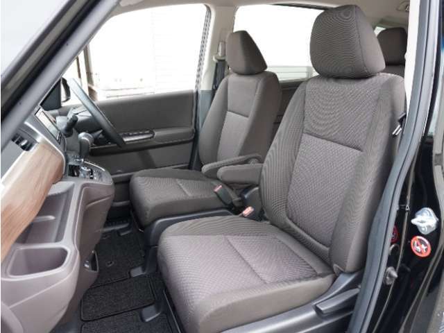 運転席と助手席は足元が繋がっているので自由に行き来しやすいので駐車場が狭いときでも助手席側からスムーズに乗り降りできて便利！
