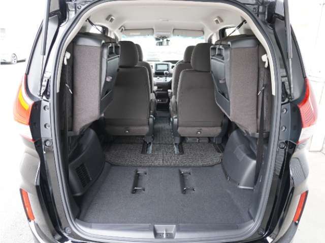 サードシートは跳ね上げ式で、使用しない場合は荷室の拡大ができます。さらに広々なラゲッジスペースの出来上がりです！
