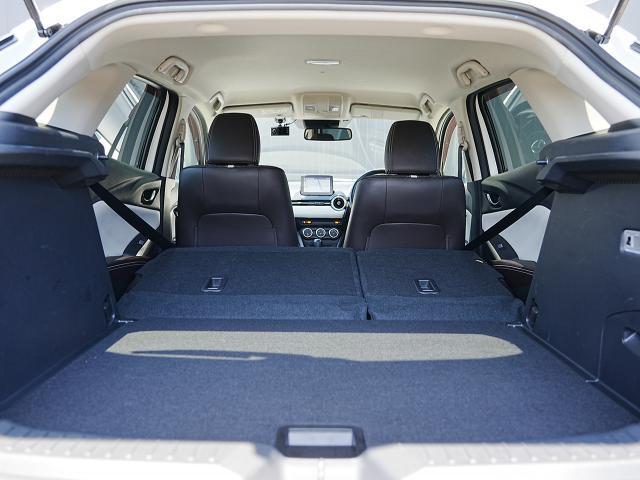 大型のスーツケースや、一般的なベビーカーが積み込める実用的な広さを備えたラゲッジルームです。