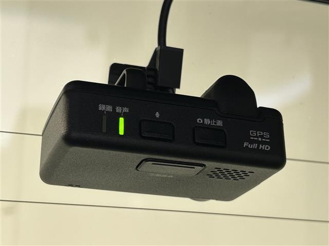 【ドライブレコーダー】映像・音声などの運転中の記録を残します。事故などを起こした起こされた時の証拠になりえますので、もしも時でも安心ですね。