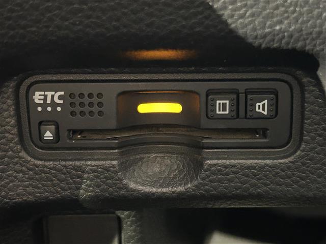 【ETC】有料道路を利用する際に料金所で停止することなく通過できる、ETC車載器（ノンストップ自動料金収受システム機器）が装備されています。セットアップを行うことで利用可能になります。