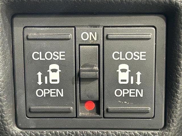 【両側パワースライドドア】小さなお子さまでもボタン一つで乗り降りラクラクです！両手に荷物を抱えている状態でもボタンを押せば自動で開閉するので、お買い物やお出かけの際にはとっても重宝します！