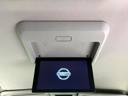 【フリップダウンモニター】大画面モニターで後席でもエンタメをお楽しみいただけます。小さなお子様にも大人気の装備です♪