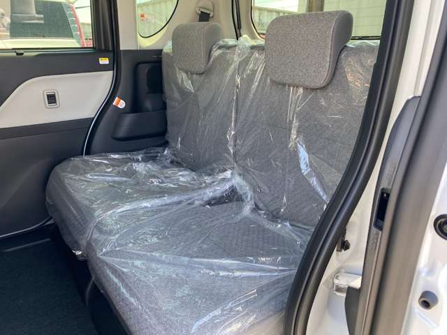 ☆ご納車前準備☆　お客様の安心安全の為にご納車前の準備にも力を入れております！ 整備士と営業が連携して確認しております。中古車は修復歴がないか・内外装の清掃・部品の確認交換をしています