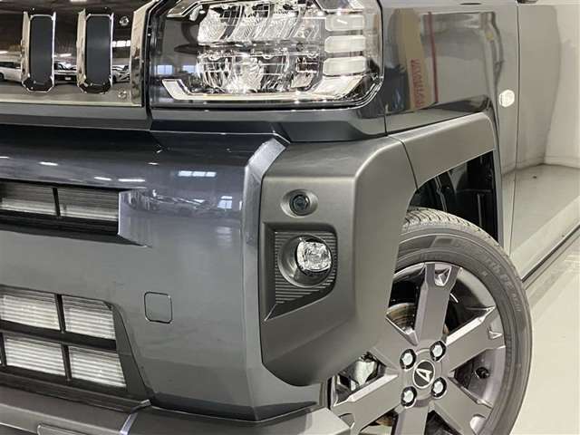 コーナーセンサーを車の前後に装備。障害物までの距離に応じて警告音を変えてお知らせ。縦列駐車時や駐車場・車庫などでの取り回しをサポートします。詳細は販売店スタッフまでおたずねください。