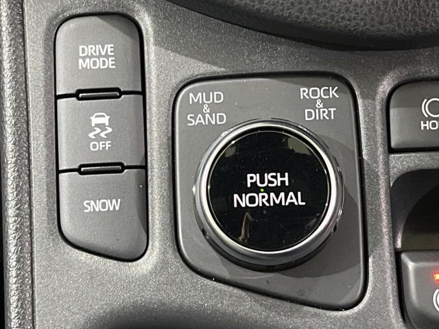 【ドライブモードセレクト】コンフォートな乗り味からスポーティな乗り味までスイッチ一つで切り替え可能。シーンや気分に合わせたモードを選べば、いつものドライブがより一層楽しくなります♪