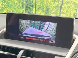 【バックカメラ】駐車時に後方がリアルタイム映像で確認できます。大型商業施設や立体駐車場での駐車時や、夜間のバック時に大活躍！運転スキルに関わらず、今や必須となった装備のひとつです！
