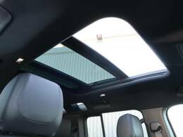 【パノラミックルーフ】車内に気持ちいい自然光が差し込み、頭上に広がる風景をお楽しみいただけます。快適な車内温度を維持し日差しから乗員とインテリアを守るダークカラーのガラス。電動ブラインド付き！
