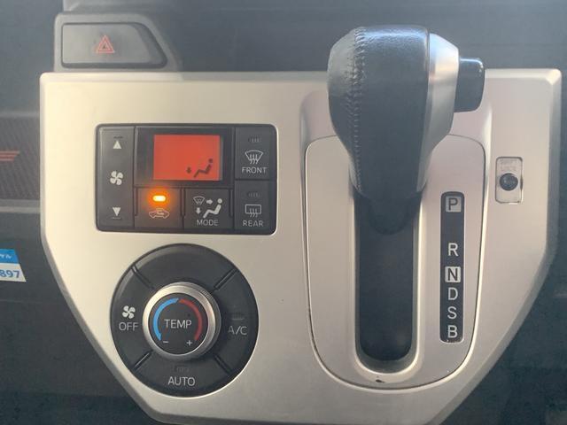 最も気になる室内は、特にこだわってクリーニングしております。マットやシートだけではなく、エアコンの吹き出し口やドアノブの隙間など、様々なブラシや道具を使い分けて、隅々までクリーニングしております。