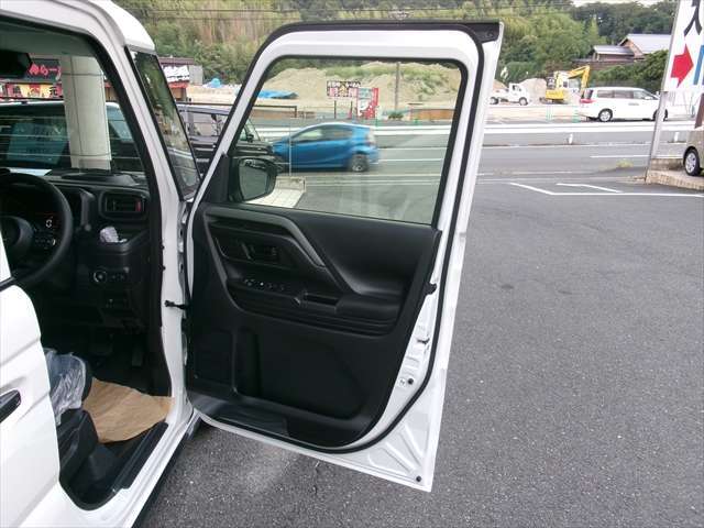 【整備工場完備】当店では近畿運輸局から認可を受けた整備工場を完備しております！オクルマの整備は全て当店でご対応可能です！国家資格を保有した整備士も常駐しておりますのでご安心して整備をお受け頂けます！