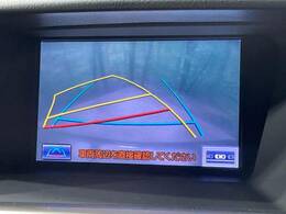 【バックカメラ】駐車時に後方がリアルタイム映像で確認できます。大型商業施設や立体駐車場での駐車時や、夜間のバック時に大活躍！運転スキルに関わらず、今や必須となった装備のひとつです！