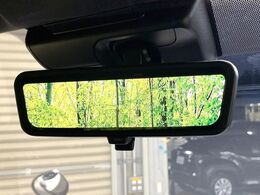 【デジタルインナーミラー】後席の大きな荷物や同乗者で後方が確認しづらい時でも安心！カメラが撮影した車両後方の映像をルームミラー内に表示。クリアな視界で状況の確認が可能です！