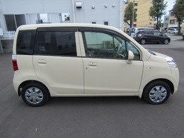 車幅感覚がわかりやすいLIFE。ポコッとしたヘッドライトマーカーが目印になって、うっかりこすりを防ぎやすい。大きな窓ガラスや三角窓、位置に気を配ったドアミラー、スッキリ収納のワイパーなどで視界良好